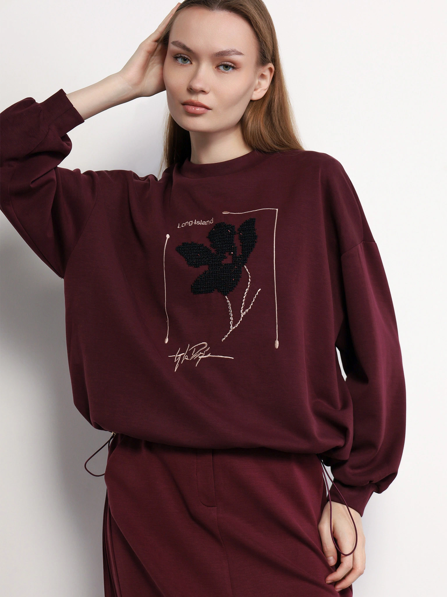 Свитшот бордового цвета свободного кроя с декоративной вышивкой